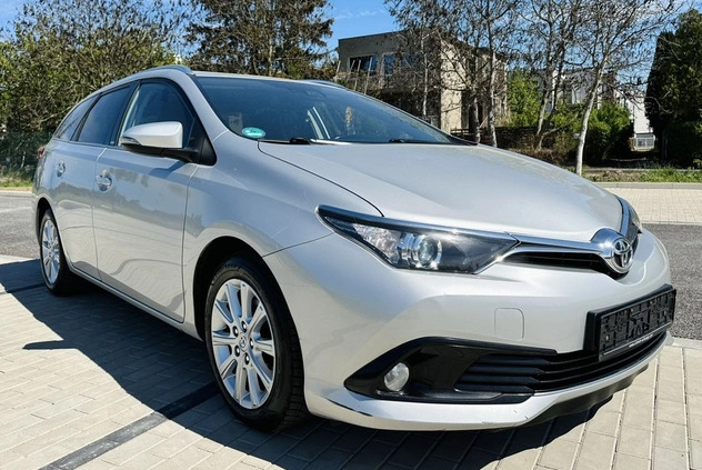 Toyota Auris cena 36999 przebieg: 237600, rok produkcji 2017 z Legnica małe 56